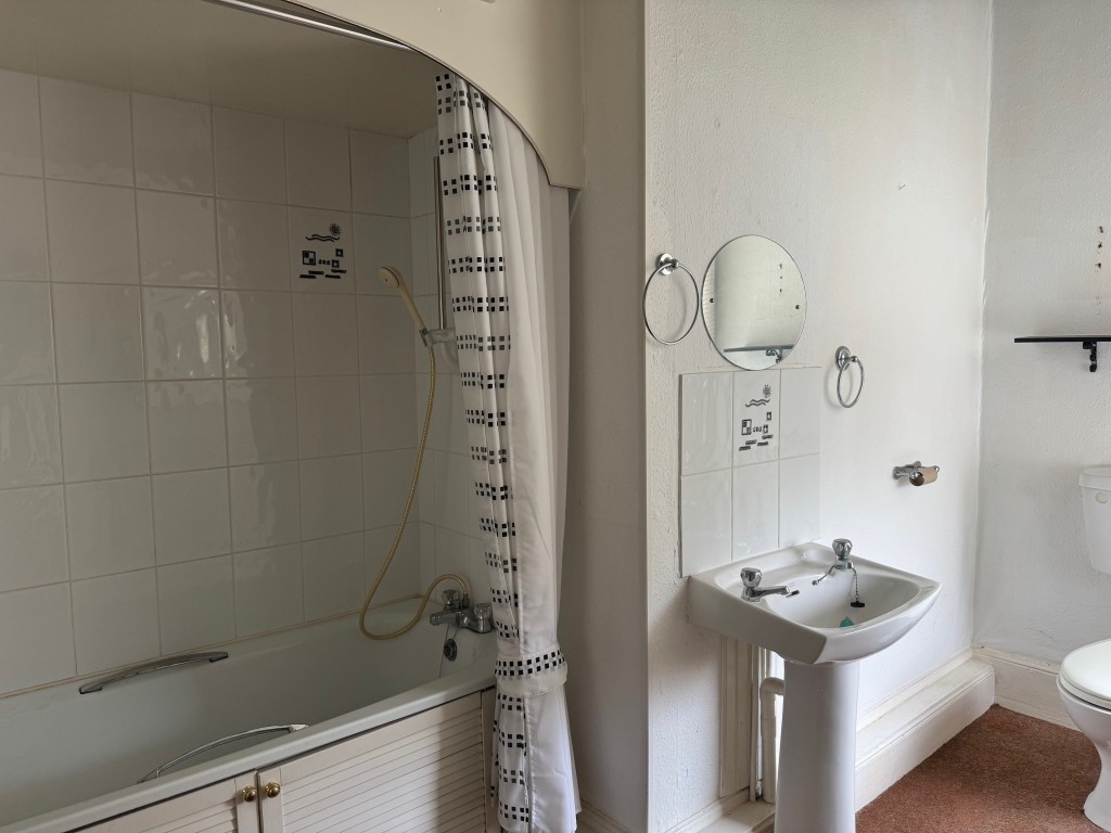Lot: 91 - TOWN-CENTRE FLAT WITH PRIVATE ACCESS FOR INVESTMENT OR OCCUPATION - Bathroom